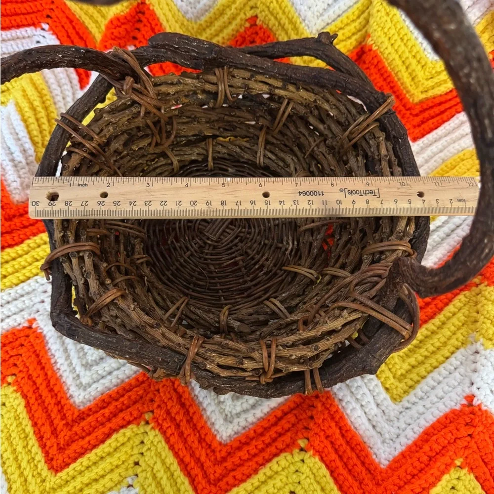 Witchcraft Inspired Twisted Sticks Basket‎